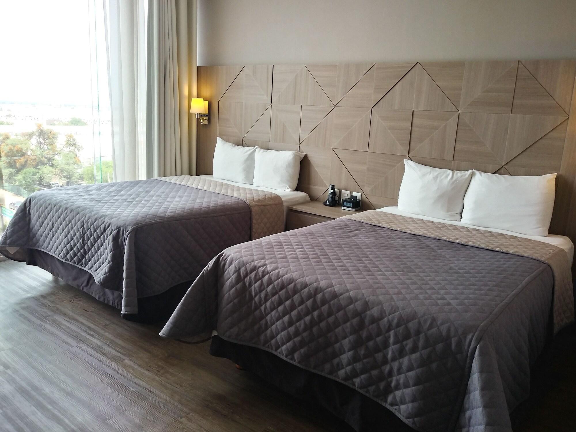 Hotel Glow Point - Mulza Leon Bagian luar foto