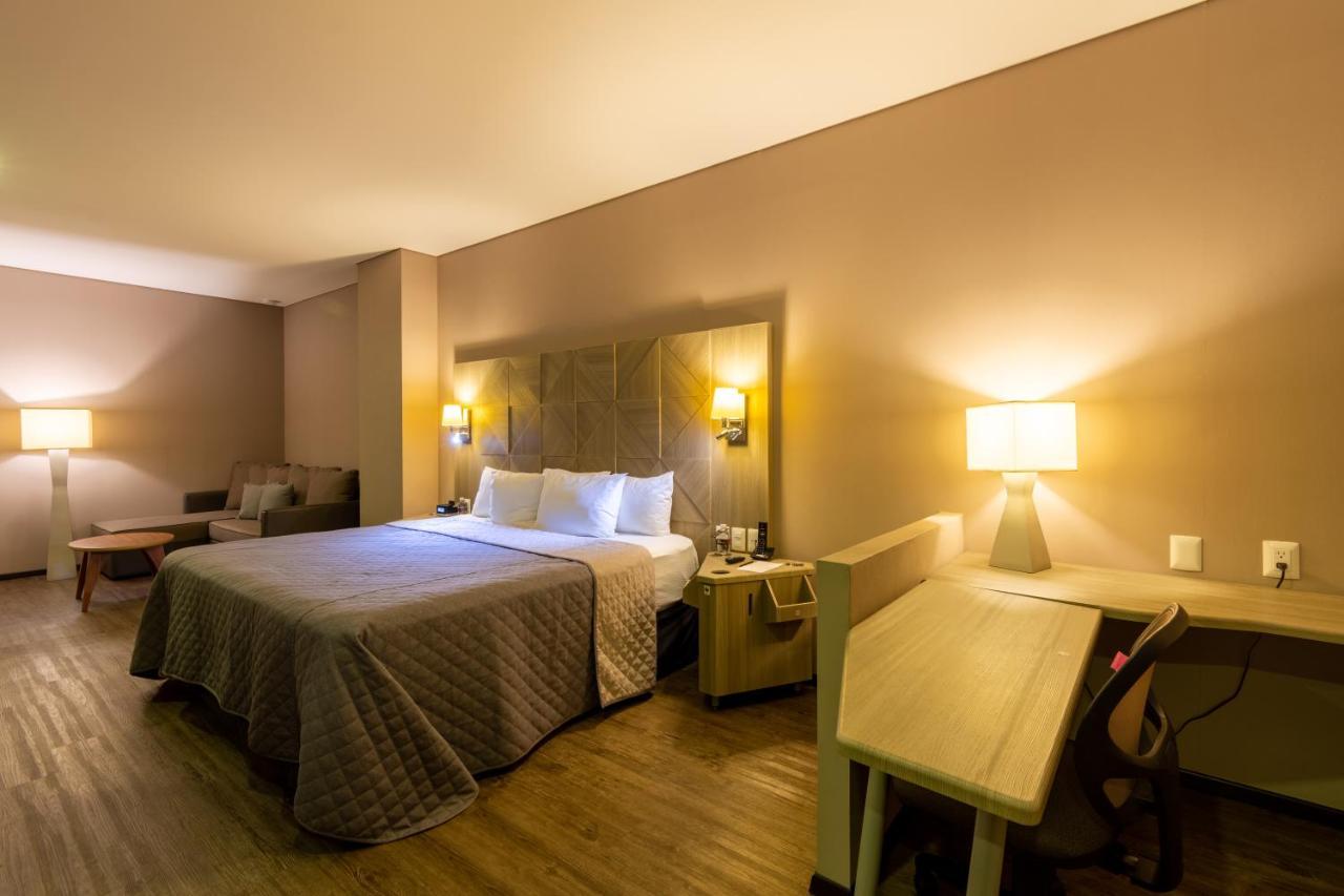 Hotel Glow Point - Mulza Leon Bagian luar foto