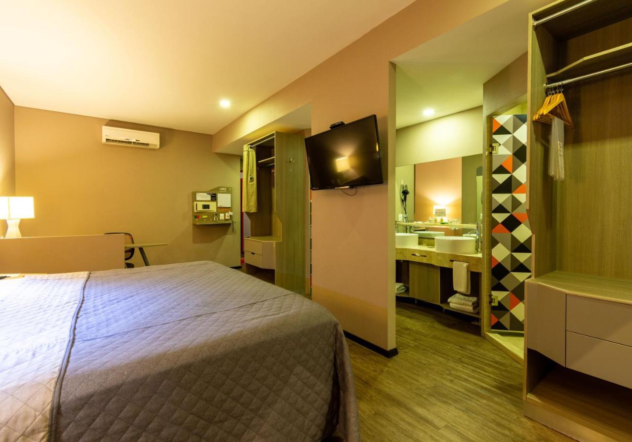 Hotel Glow Point - Mulza Leon Bagian luar foto