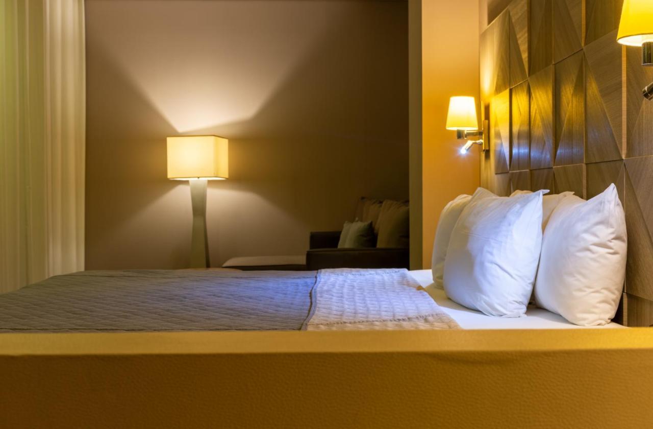 Hotel Glow Point - Mulza Leon Bagian luar foto
